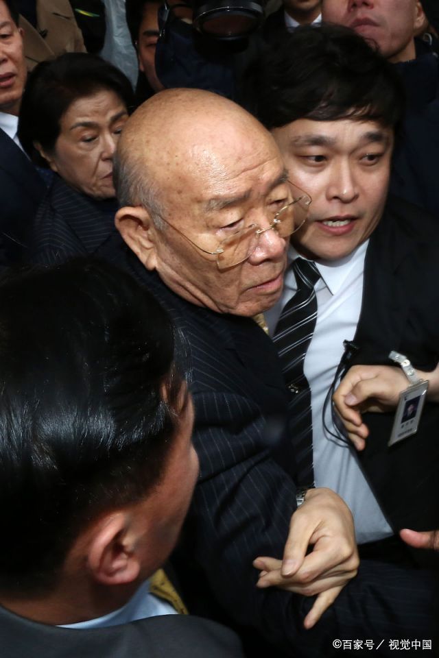 全斗焕与前总统卢泰愚曾一同被指控涉嫌发动"12·12军事叛乱事件","5